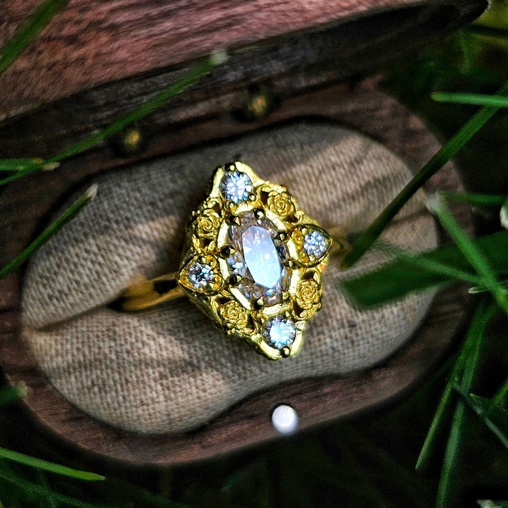 Stunning 22kt Yellow Gold Ring with Diamonds